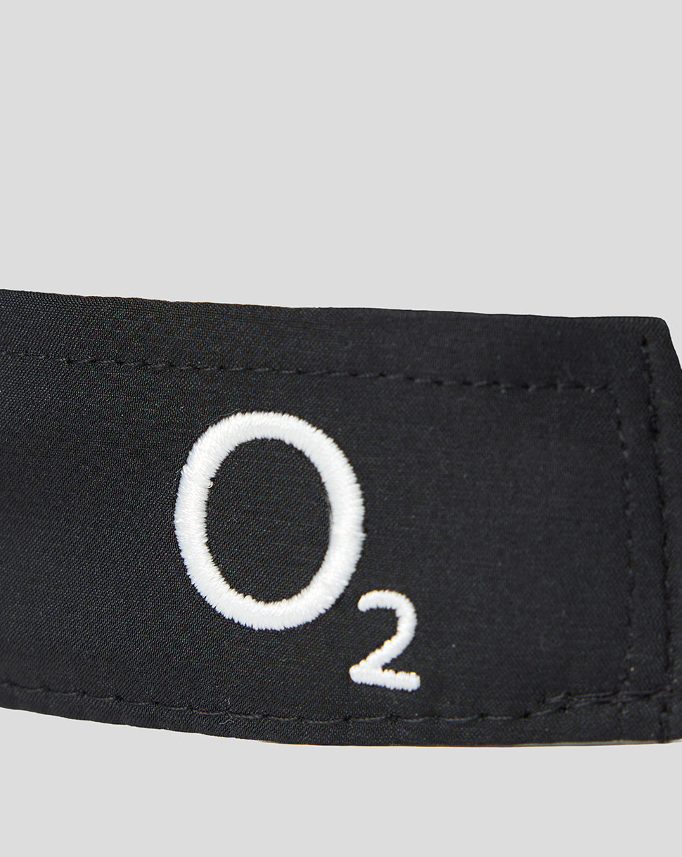 Black visor with white 'O2' logo on a light gray background