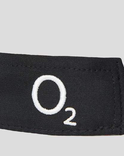 Black visor with white 'O2' logo on a light gray background